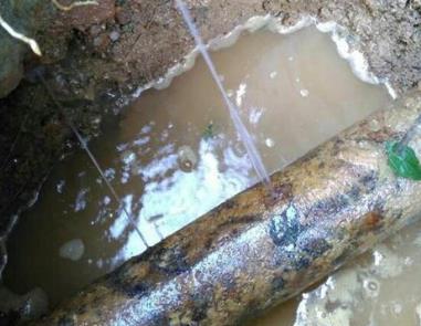 克山楼顶渗水维修公司分享下地暖漏水的原因及检测方法。